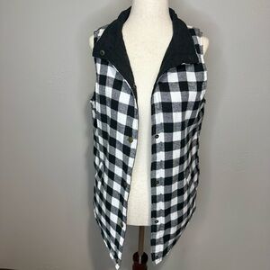Sunshine & Rodeos Sleeveless Buffalo Plaid Vest – Size Small